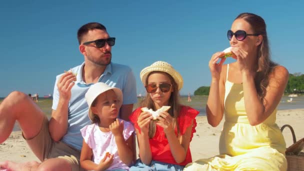 Lycklig familj som har picknick på sommarstranden — Stockvideo