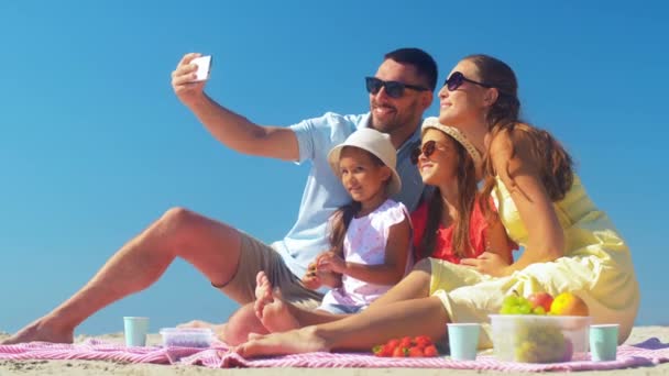 Mutlu aile yazın sahilde selfie çekiyor. — Stok video