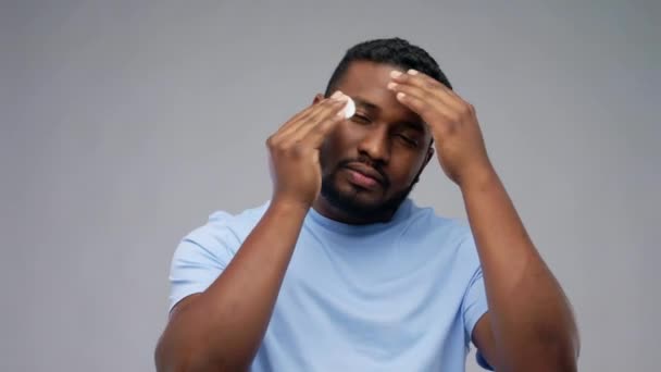 Hombre afroamericano limpieza cara con almohadilla de algodón — Vídeo de stock