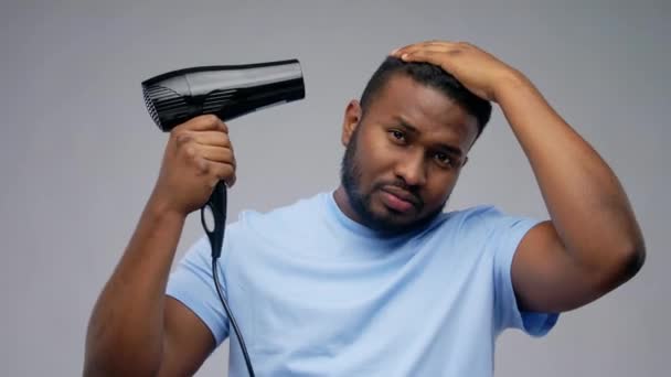 Homem americano africano com ventilador ou secador de cabelo — Vídeo de Stock