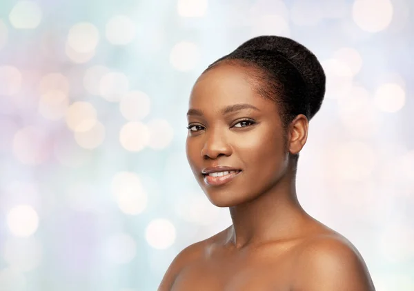 Porträt einer jungen afrikanisch-amerikanischen Frau — Stockfoto