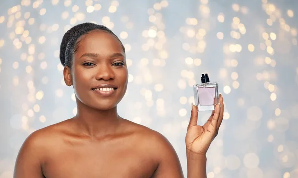 Jeune femme afro-américaine au parfum — Photo