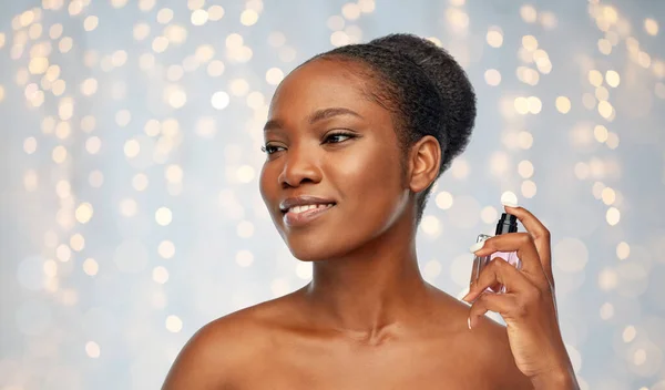 Jong Afrikaans amerikaans vrouw met parfum — Stockfoto