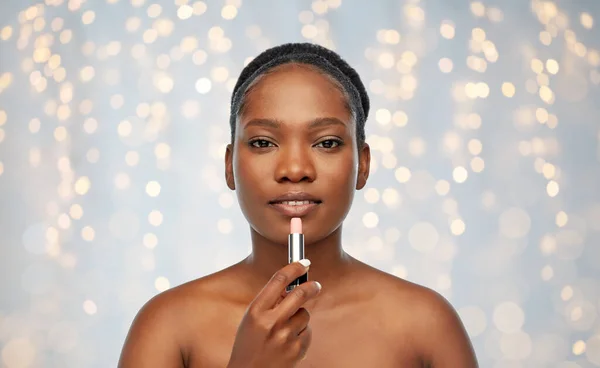 แอฟริกัน อเมริกัน ผู้หญิงใช้ลิปสติก — ภาพถ่ายสต็อก