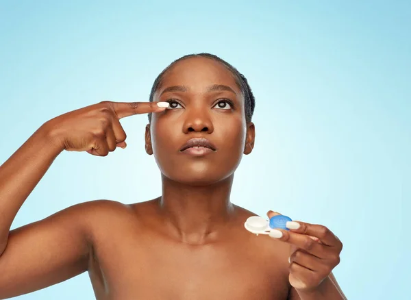 Mulher afro-americana colocando lentes de contato — Fotografia de Stock