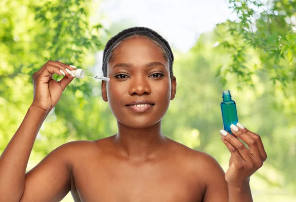 Afrikanisch-amerikanische Frau mit Flasche Serum — Stockfoto