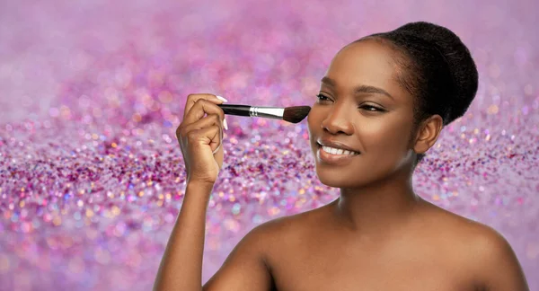 Vrouw met make-up borstel aanbrengen blush op gezicht — Stockfoto