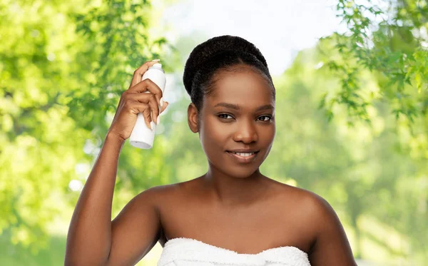 Junge Afrikanerin mit Haarspray — Stockfoto