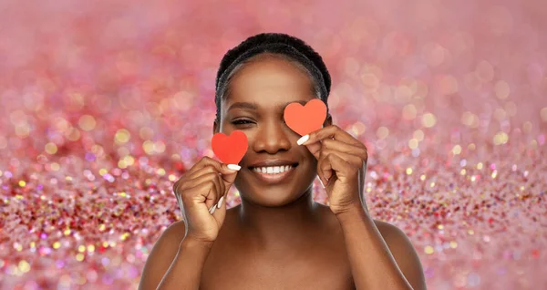 Mulher americana africana sorridente com corações vermelhos — Fotografia de Stock