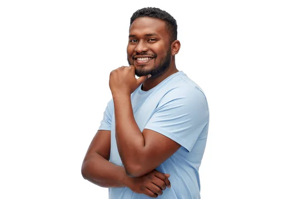 Porträtt av leende ung afrikansk amerikansk man — Stockfoto