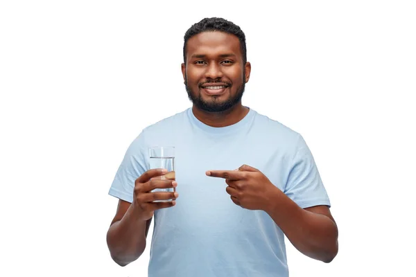 Homem americano africano feliz com vidro de água — Fotografia de Stock