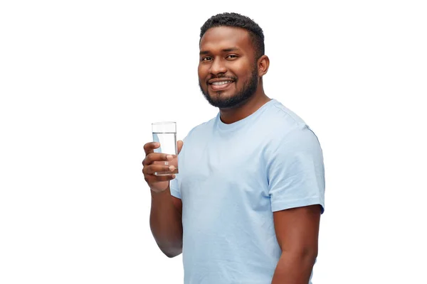 Homem americano africano feliz com vidro de água — Fotografia de Stock