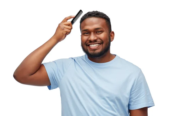 Felice uomo africano americano spazzolatura dei capelli con pettine — Foto Stock