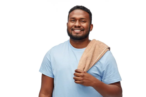 Sorridente africano americano giovane uomo con asciugamano da bagno — Foto Stock