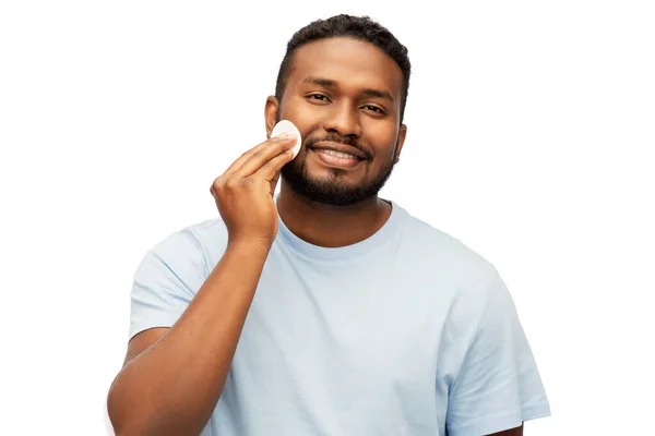 Uomo africano americano pulizia viso con batuffolo di cotone — Foto Stock