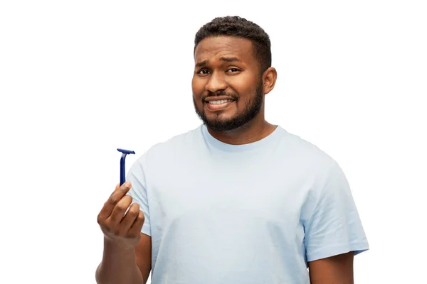 Afrikaans-Amerikaanse man met scheermesje — Stockfoto