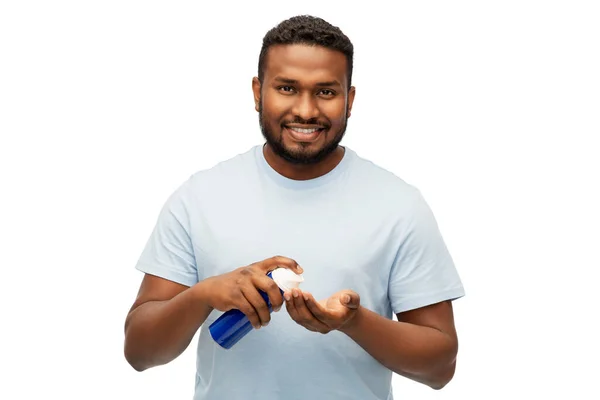 Gelukkig afrikaanse man aanbrengen scheerschuim bij de hand — Stockfoto