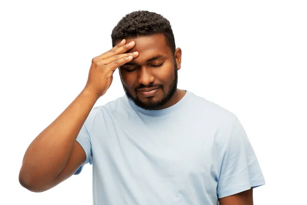 Stressé jeune homme afro-américain avec mal de tête — Photo