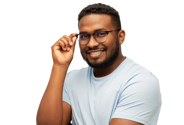 Sorridente afro-americano homem de óculos — Fotografia de Stock