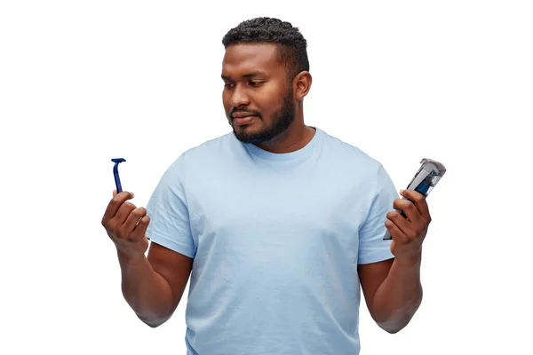 Afrikansk man med rakblad och trimmer — Stockfoto