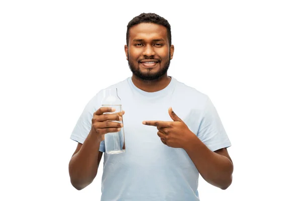 Glücklicher afrikanischer Mann mit Wasser in Glasflasche — Stockfoto