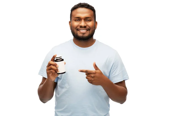 Улыбающийся африканский американец с банкой лекарств — стоковое фото
