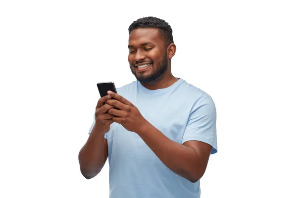 Homem americano africano feliz com smartphone — Fotografia de Stock