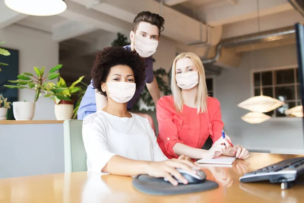 Kreativní tým v maskách v kanceláři — Stock fotografie