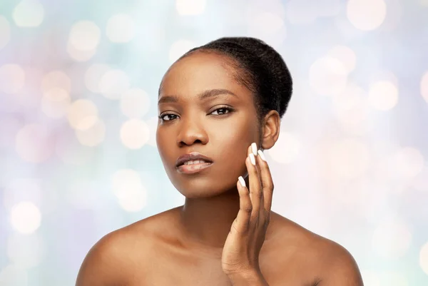 Porträt einer Afrikanerin, die ihr Gesicht berührt — Stockfoto