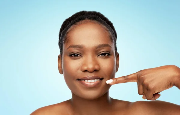 Afrikanische Amerikanerin zeigt auf ihren Mund — Stockfoto