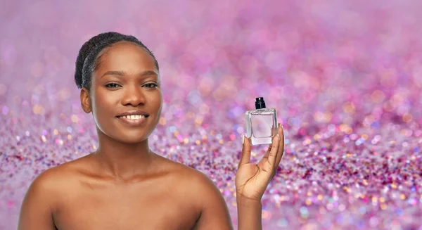 Junge afrikanisch-amerikanische Frau mit Parfüm — Stockfoto
