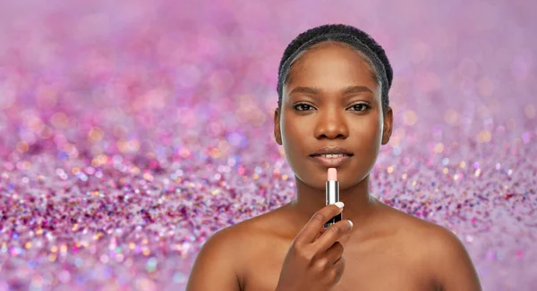 Afrikaans amerikaanse vrouw het toepassen van lippenstift — Stockfoto