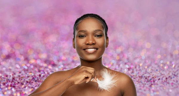 Mujer afro-americana feliz con pluma —  Fotos de Stock