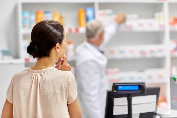 Mujer comprando medicamentos en la farmacia — Foto de Stock