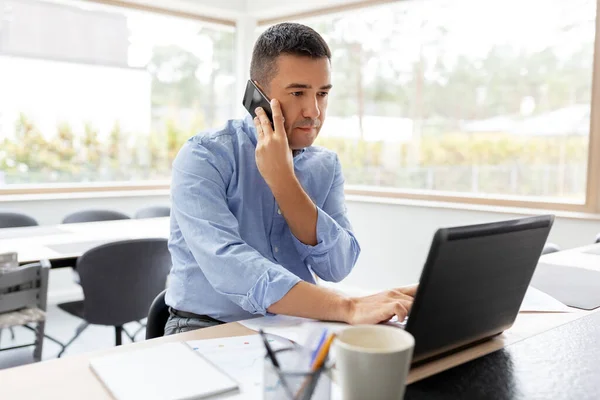 Uomo che chiama su smartphone a casa ufficio — Foto Stock