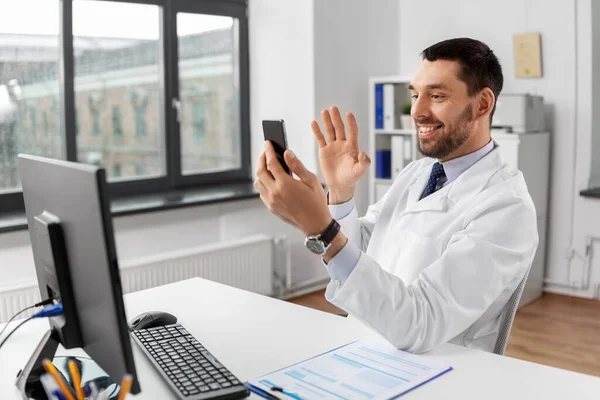 Arzt mit Smartphone mit Videoanruf in Klinik — Stockfoto