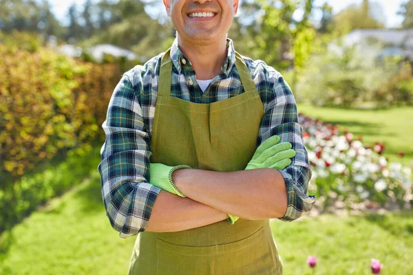 Homme heureux dans tablier au jardin d'été — Photo