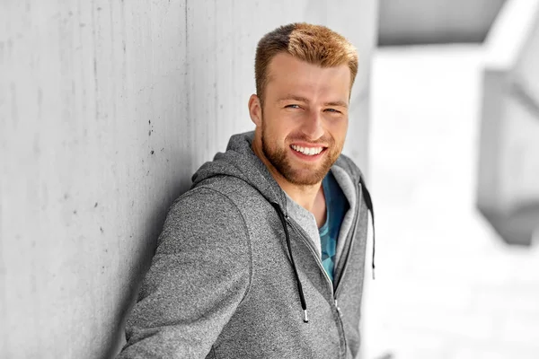 Portret van vrolijke glimlachende jongeman buiten — Stockfoto