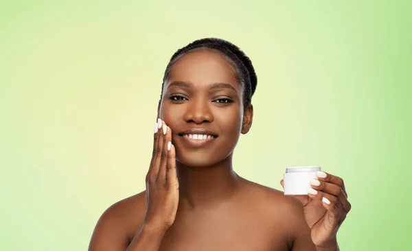 Femme Afro-Américaine Souriante Avec Hydratant — Photo