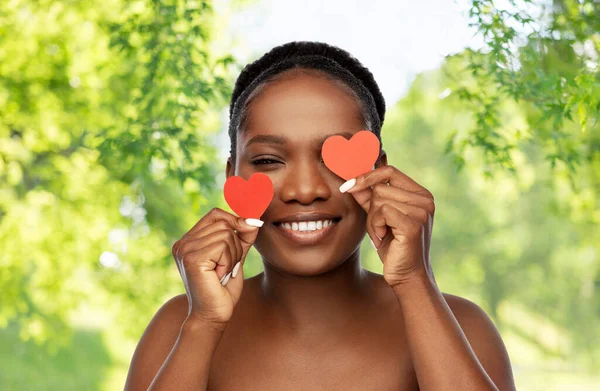 Усміхнена афроамериканська жінка з червоними серцями Стокова Картинка