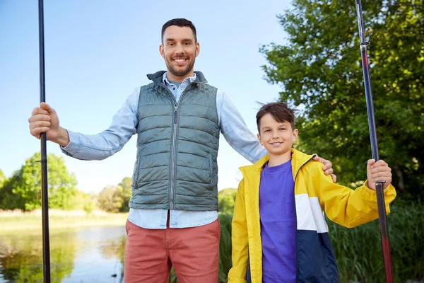 Nehirde balık tutan mutlu baba ve oğul — Stok fotoğraf