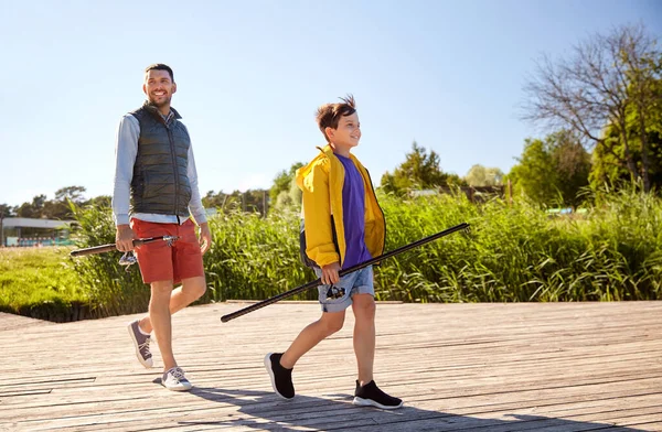 Feliz sorrindo pai e filho pesca no rio — Fotografia de Stock