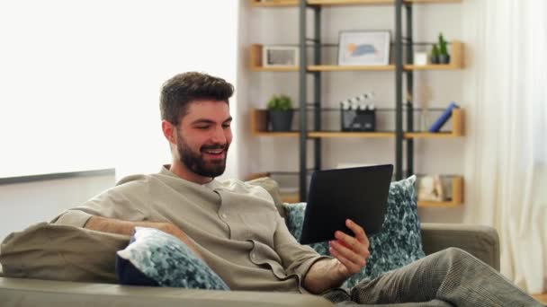 Hombre con Tablet PC que tiene videollamada en casa — Vídeos de Stock