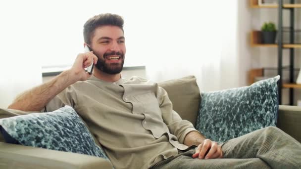 Ευτυχισμένος άνθρωπος καλώντας στο smartphone στο σπίτι — Αρχείο Βίντεο