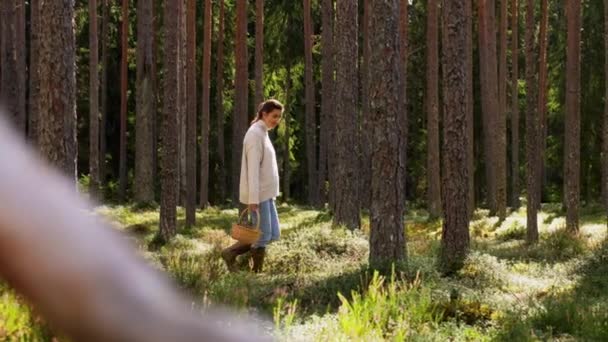 Kvinna med svamp i korg promenader i skogen — Stockvideo