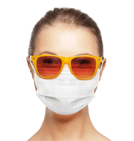 Tiener meisje in medisch masker en zonnebril — Stockfoto