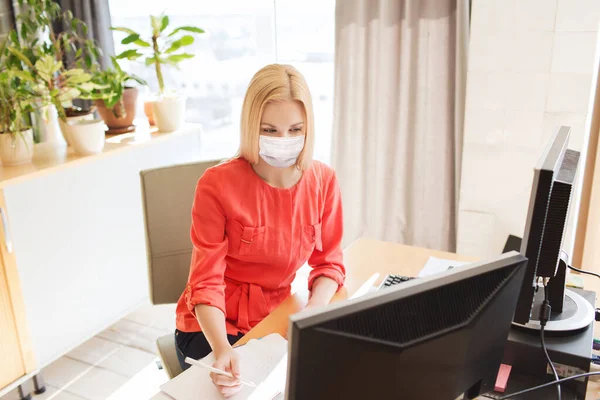 Trabajadora de oficina en máscara con computadoras — Foto de Stock