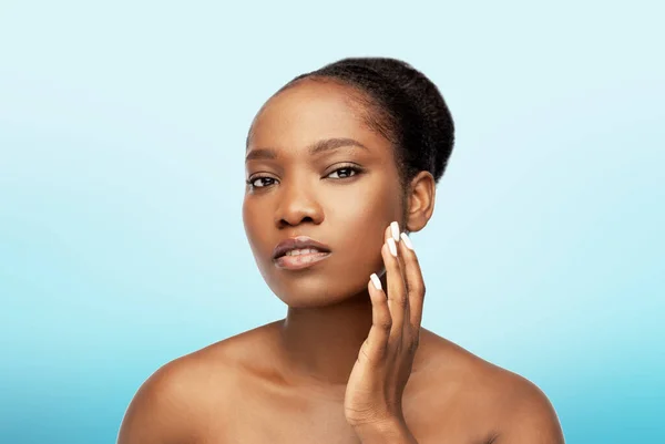 Retrato de mulher africana tocando seu rosto — Fotografia de Stock