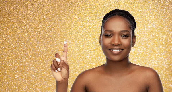 Mulher americana africana sorridente com hidratante — Fotografia de Stock