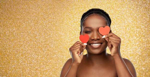 Mulher americana africana sorridente com corações vermelhos — Fotografia de Stock